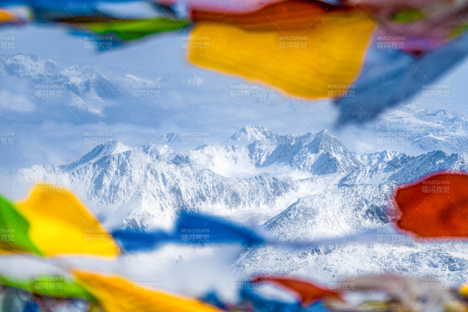 雪山之巅 彩旗飘扬图片