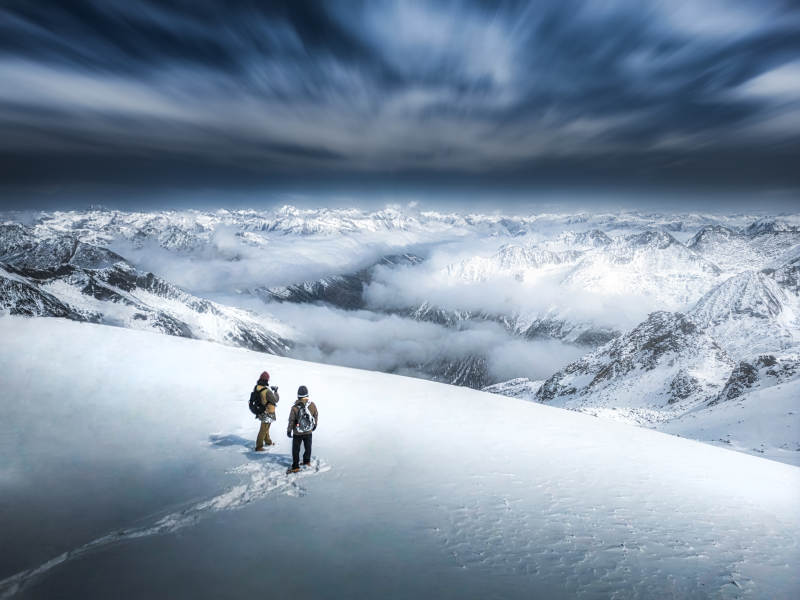 雪山之巅 云海漫步图片