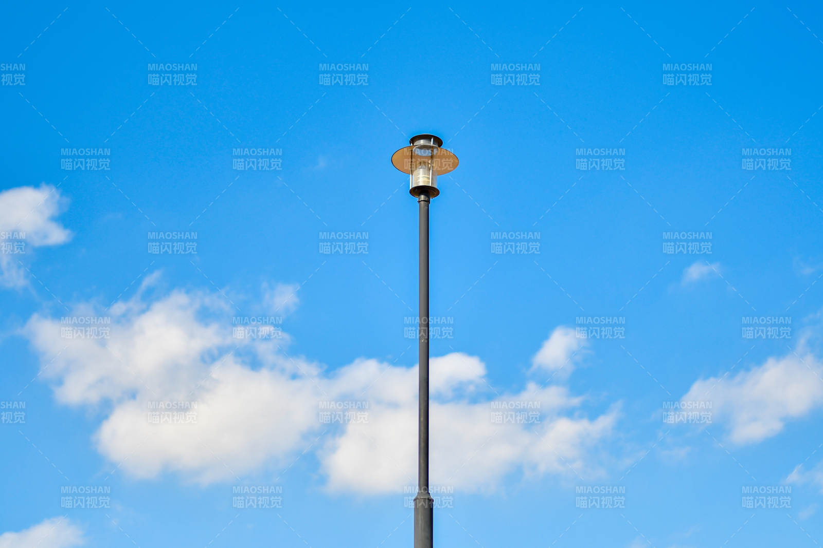 蓝天白云下的路灯图片