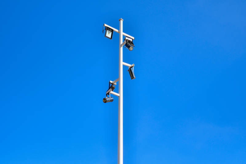 蓝色天空下的路灯杆图片