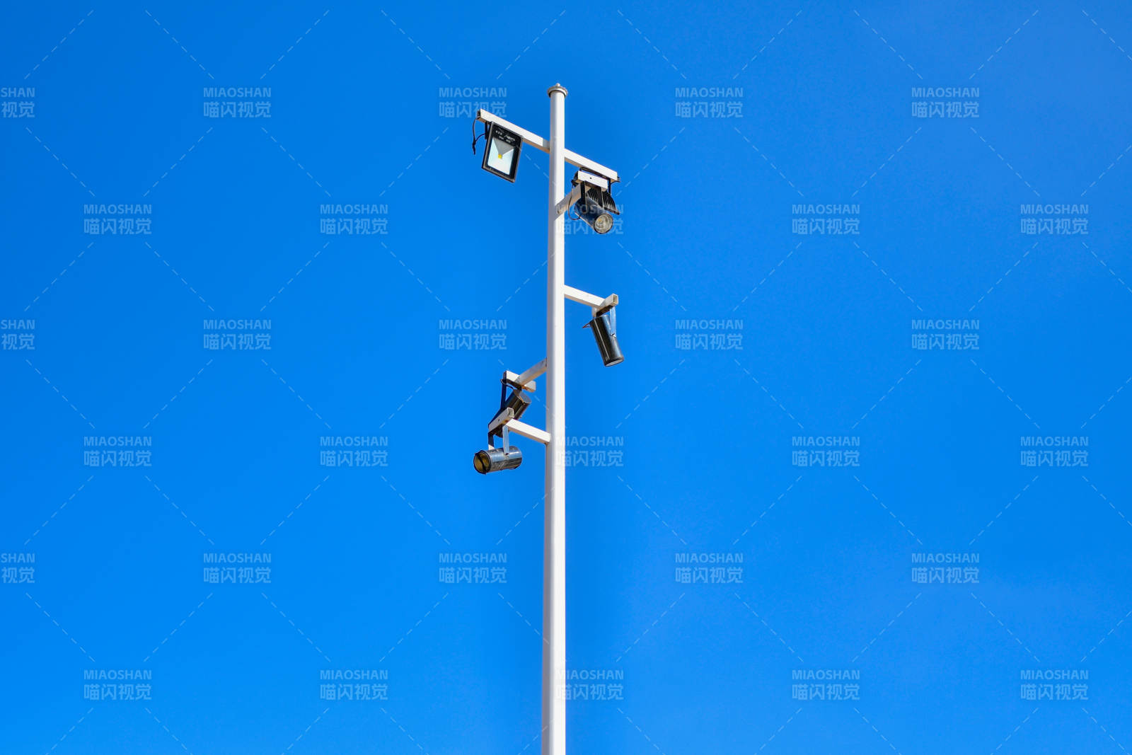 蓝色天空下的路灯杆图片