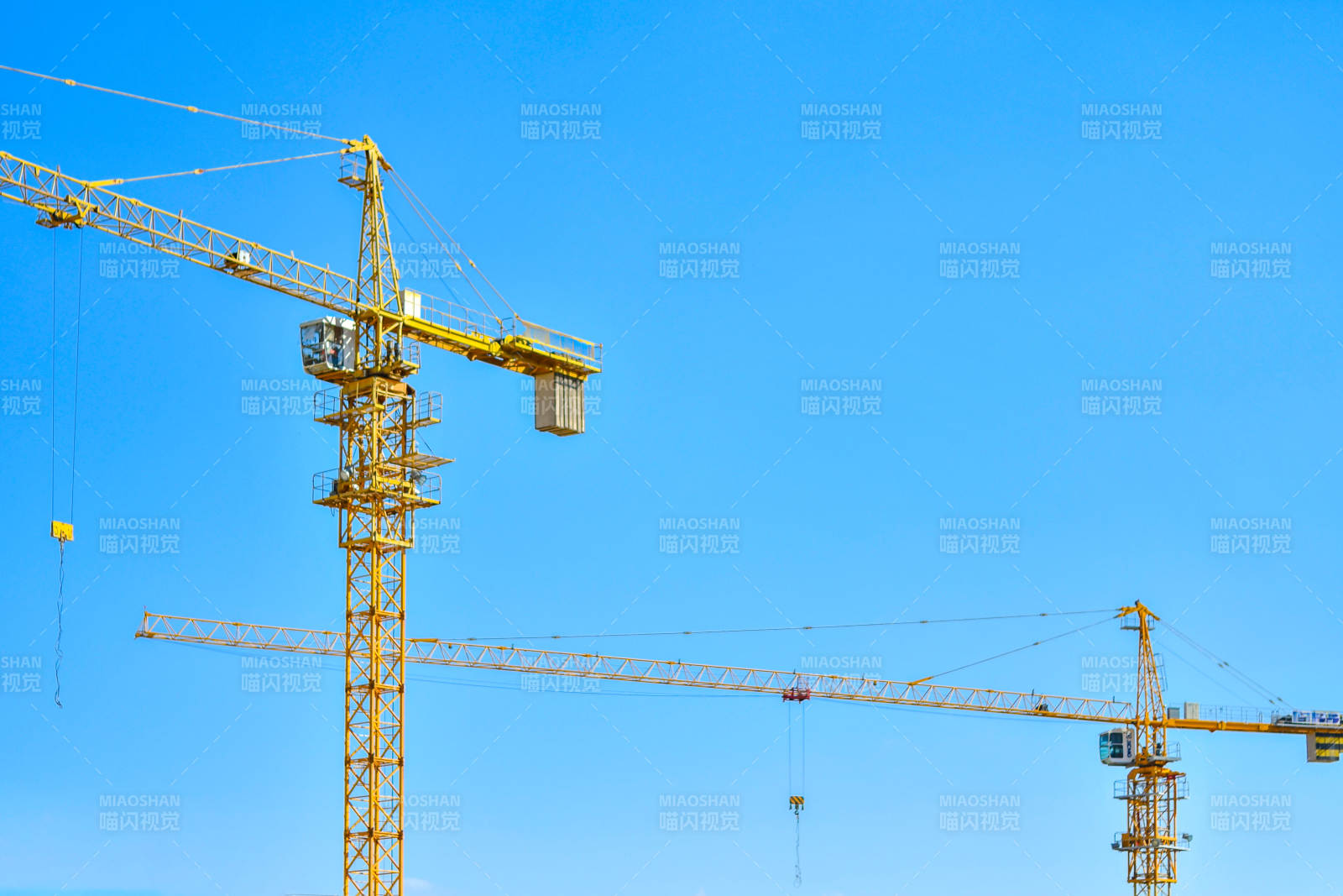 蓝天下的黄色塔吊图片