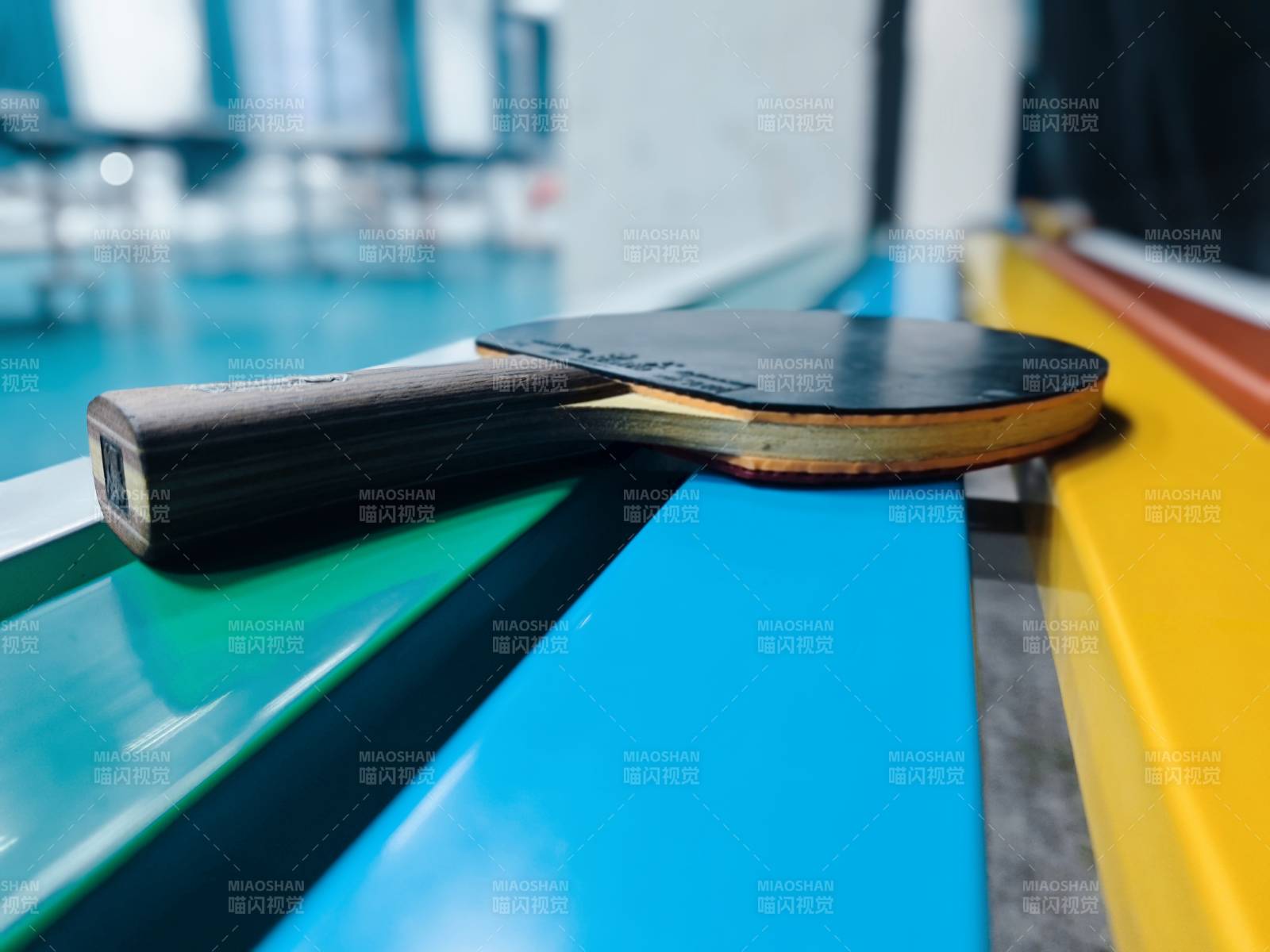 乒乓球拍静置于彩色台阶上图片