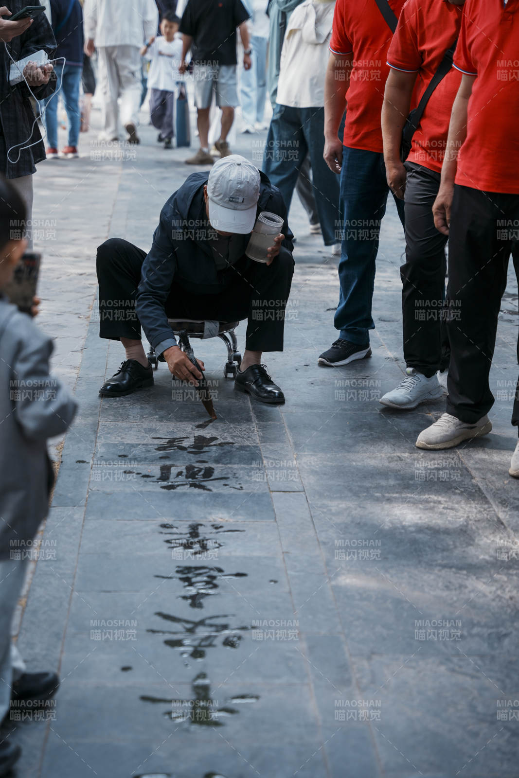 街头书法表演引人注目图片