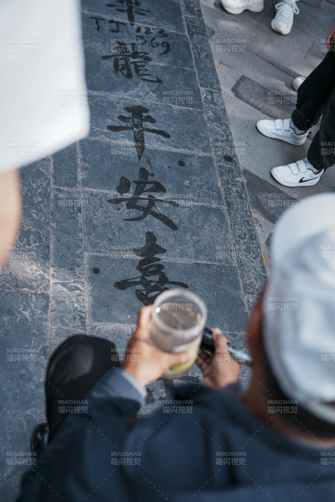 街头书法 墨香四溢图片