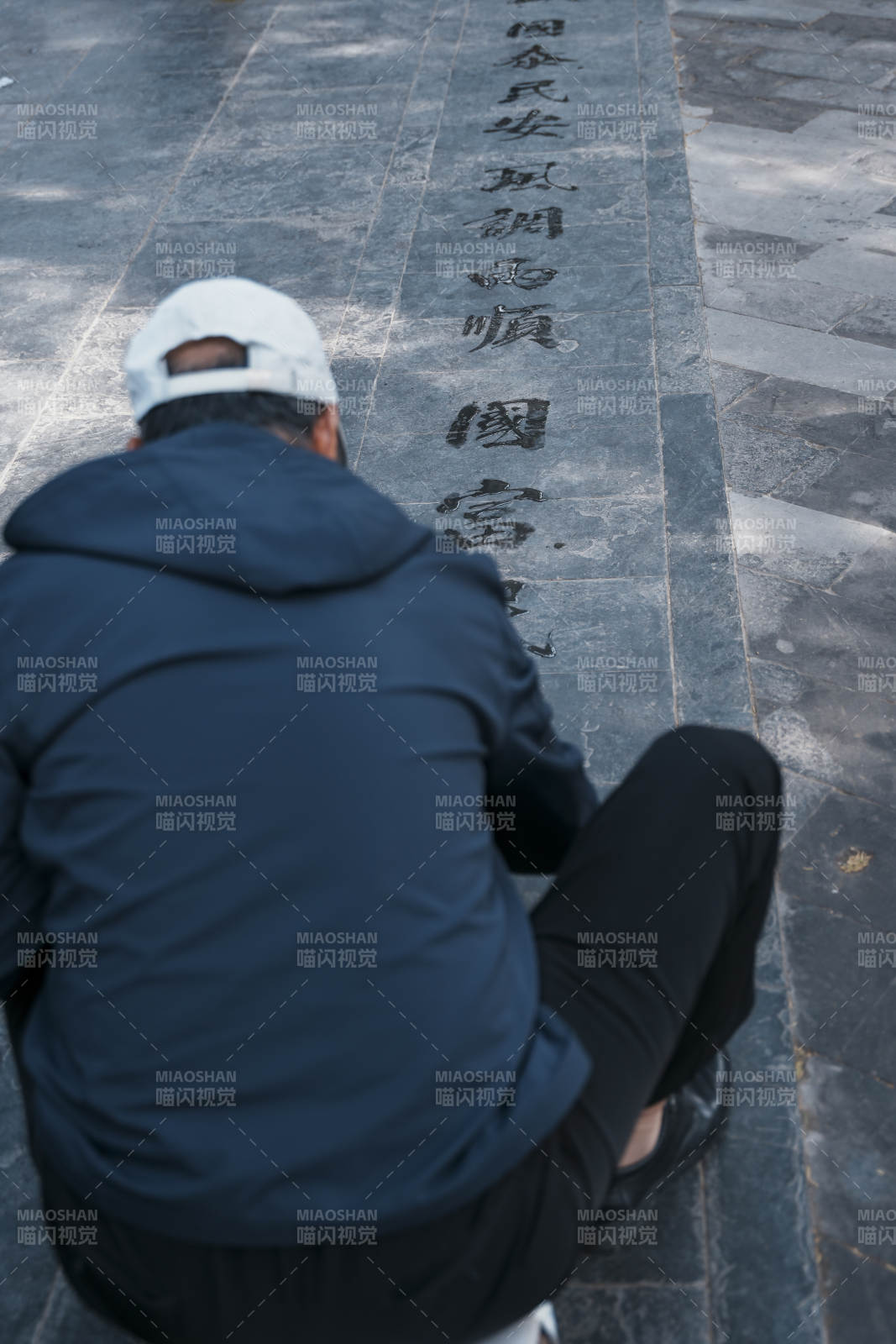 街头书法 专注创作中图片