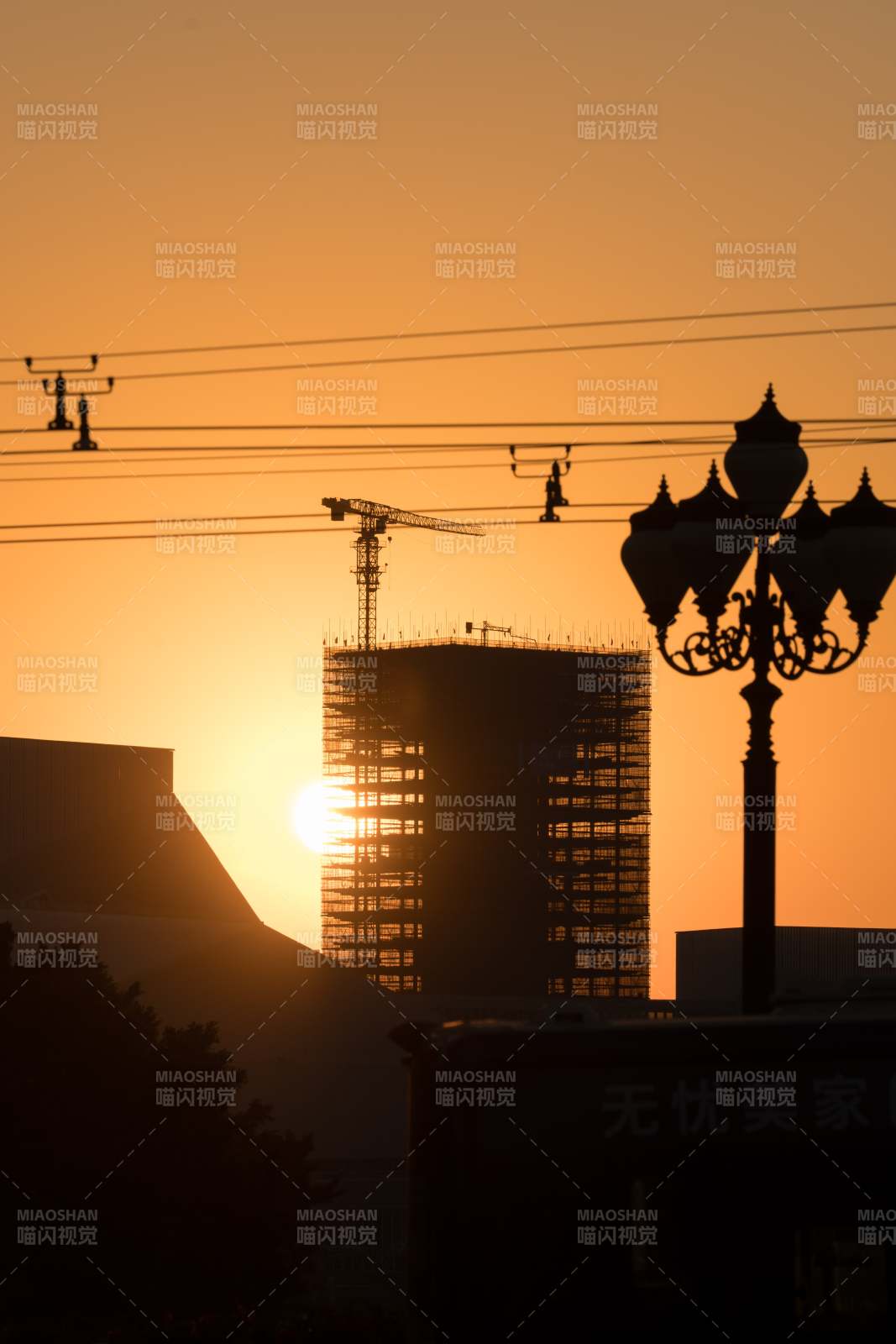 夕阳下的城市剪影图片