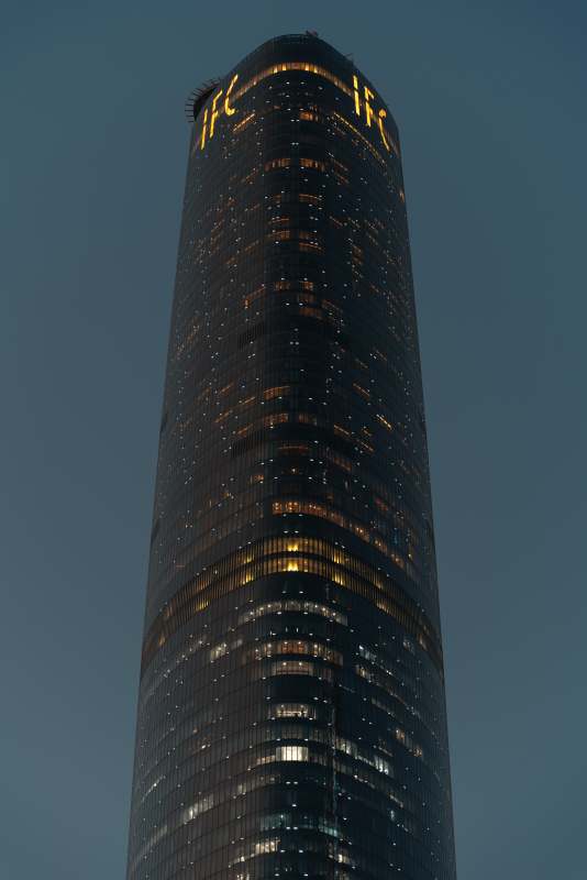 夜幕下的广州IFC摩天大楼图片