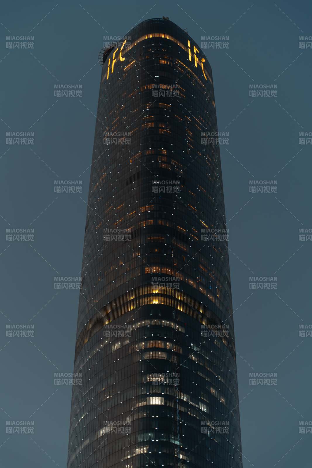 夜幕下的广州IFC摩天大楼图片