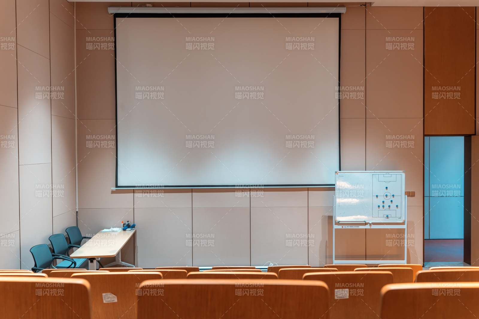 现代教室投影设备展示图片