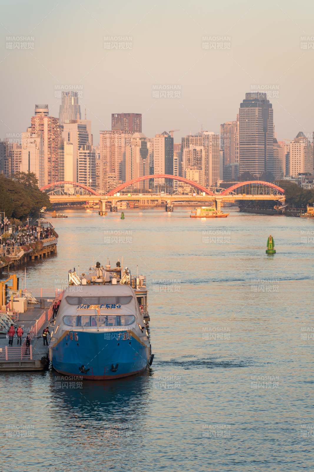 广州城市江景与渡轮图片