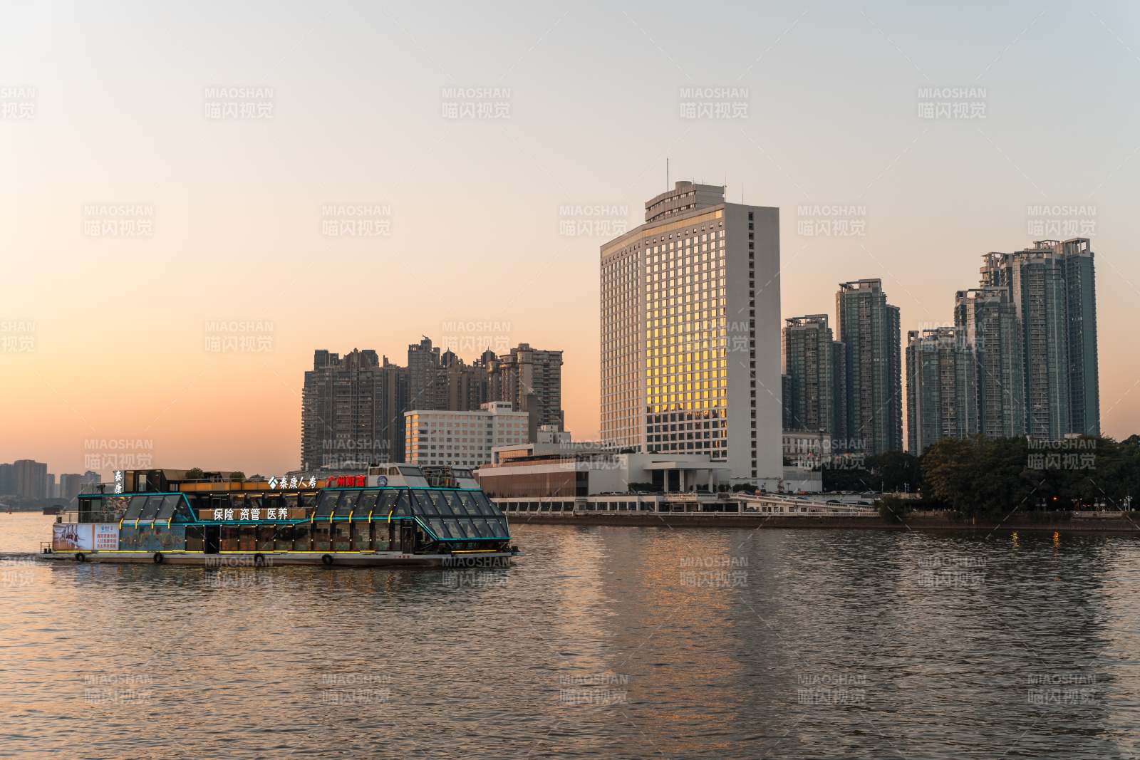 广州珠江与游船图片