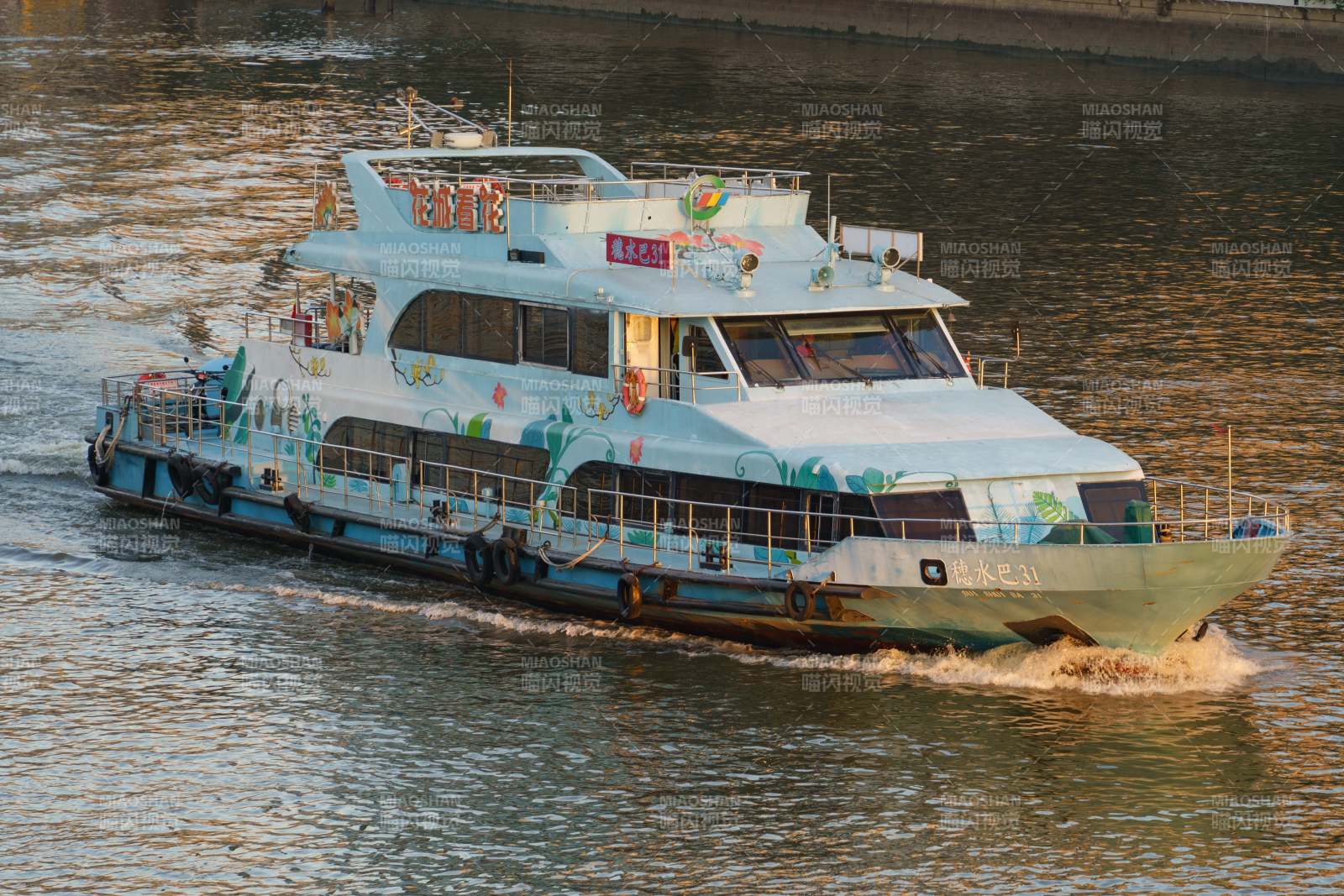 水上观光船航行中图片