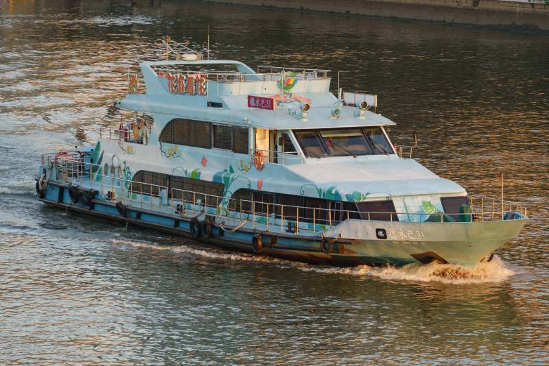 水上观光船航行中图片