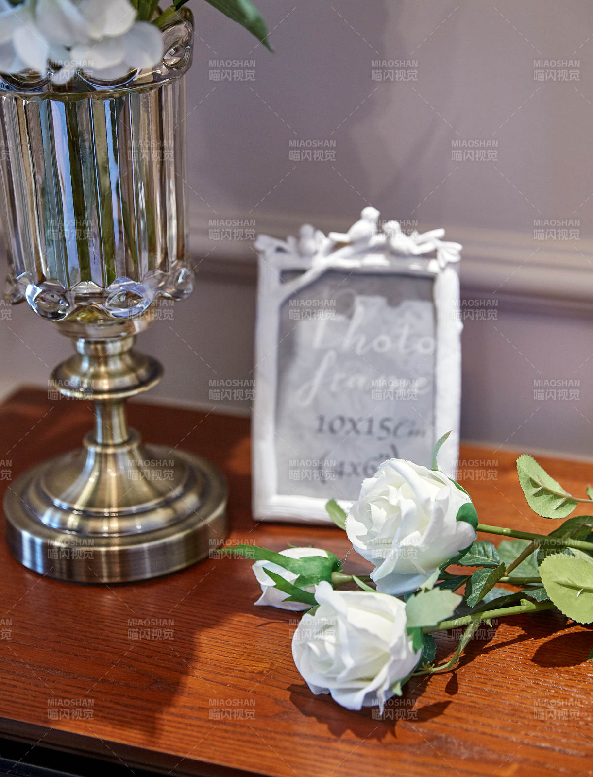花瓶与相框的温馨布置图片