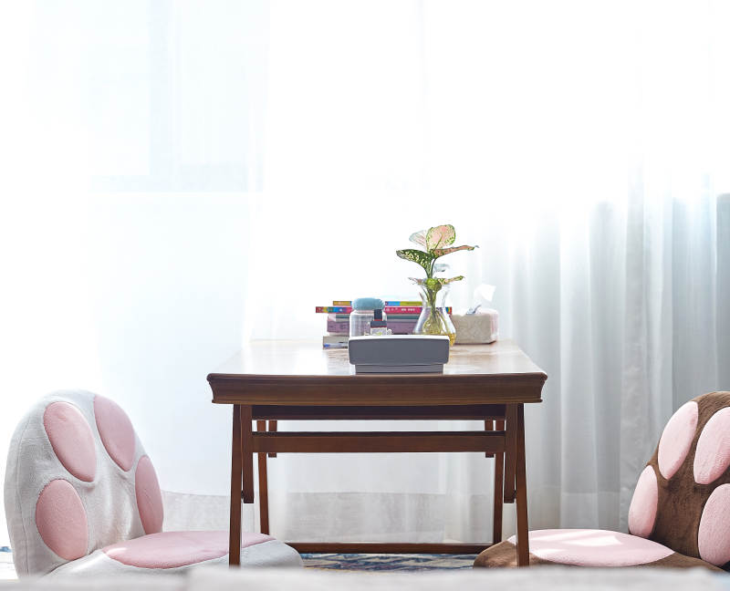 温馨书房角 猫耳椅相伴图片