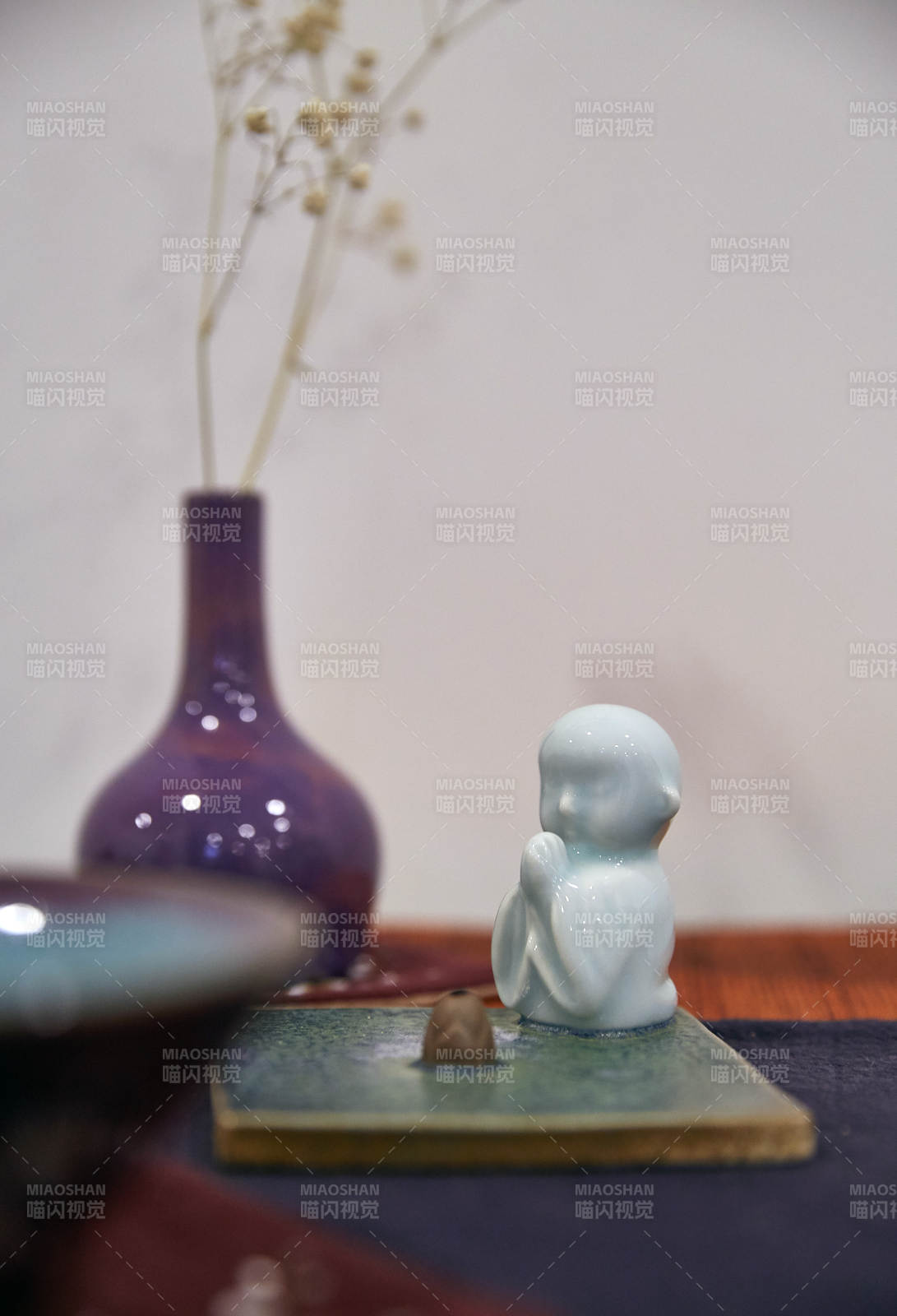 禅意小佛与花瓶静景图片