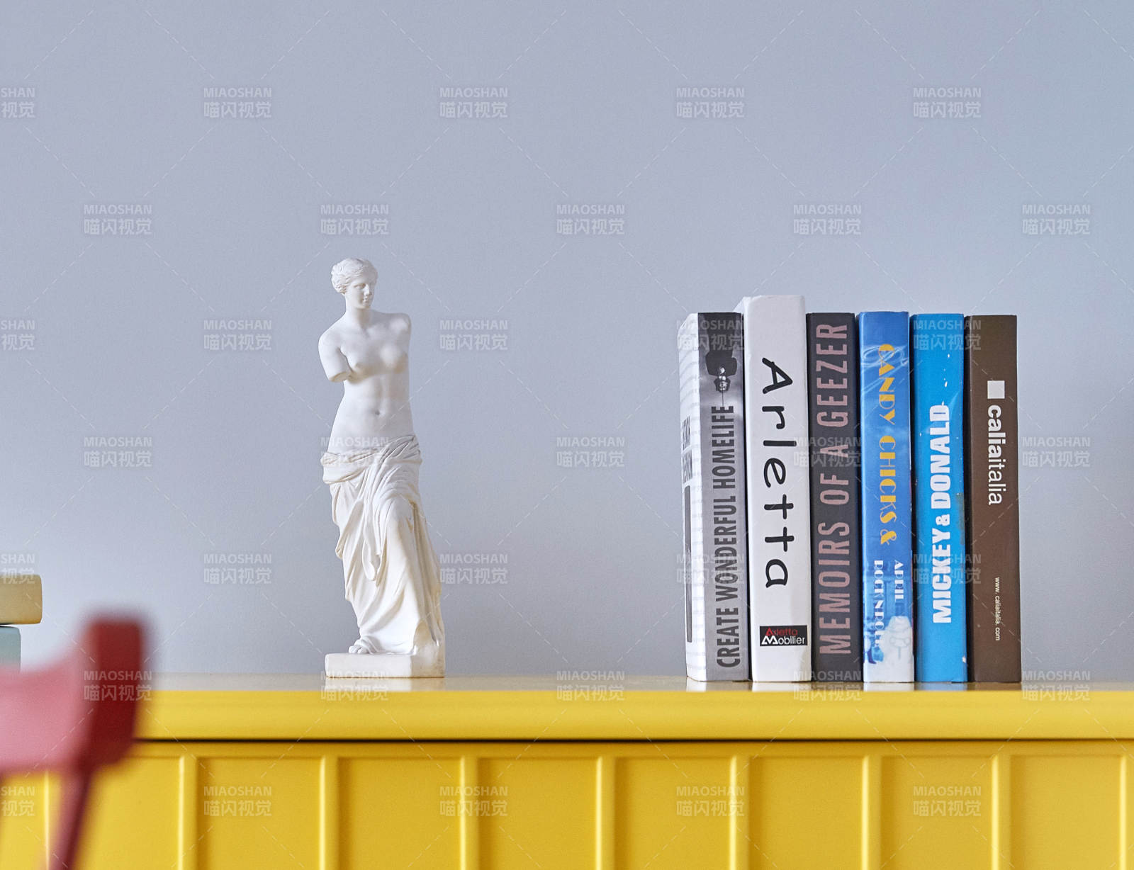 书架上的雕像与书籍图片