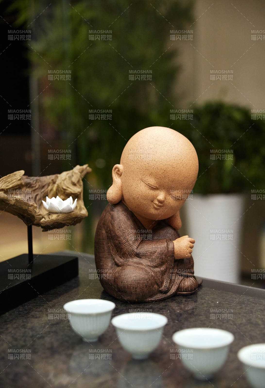 禅意小和尚与茶杯静景图片