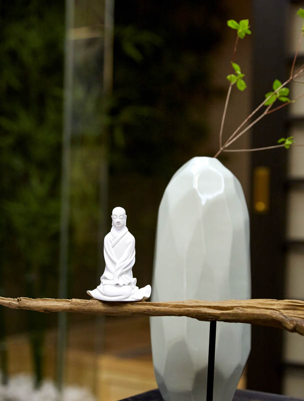 禅意静谧 白瓷与绿枝图片