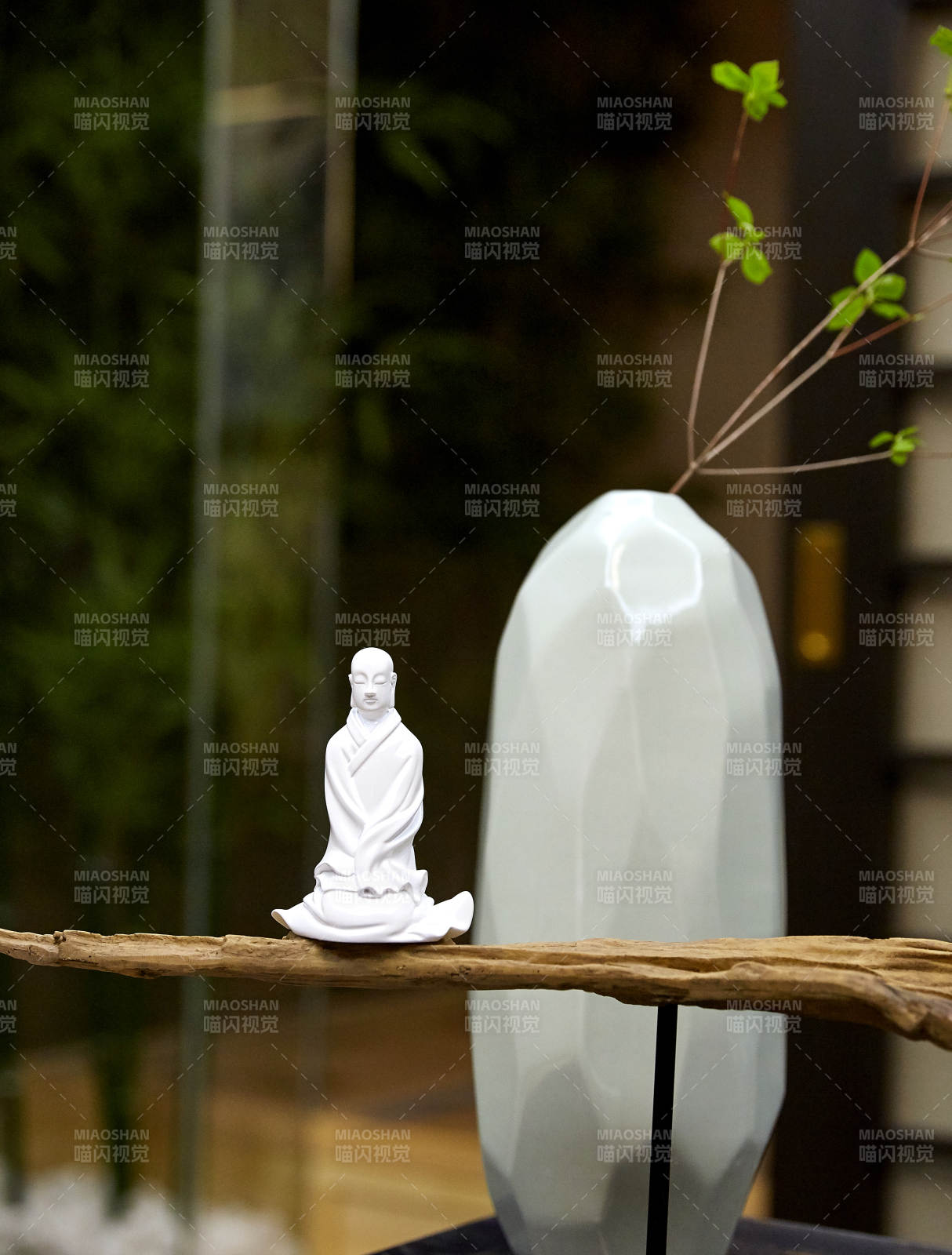 禅意静谧 白瓷与绿枝图片