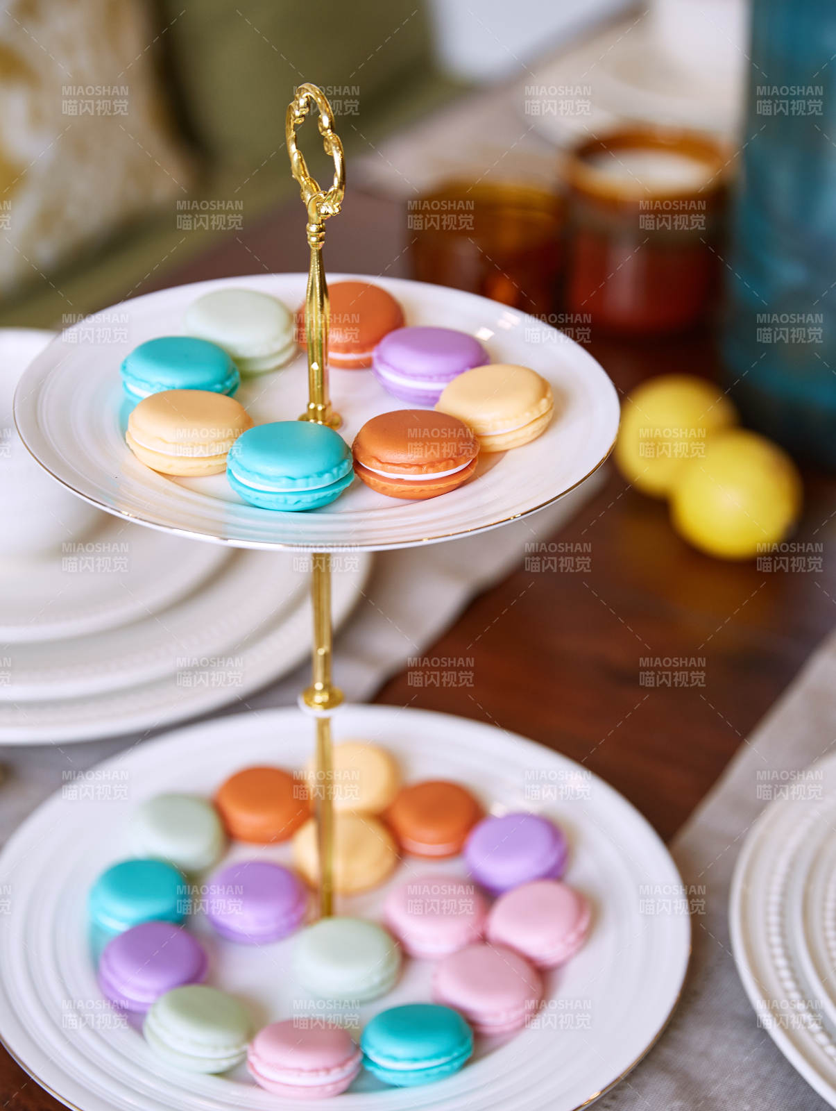 彩色马卡龙双层甜点盘图片
