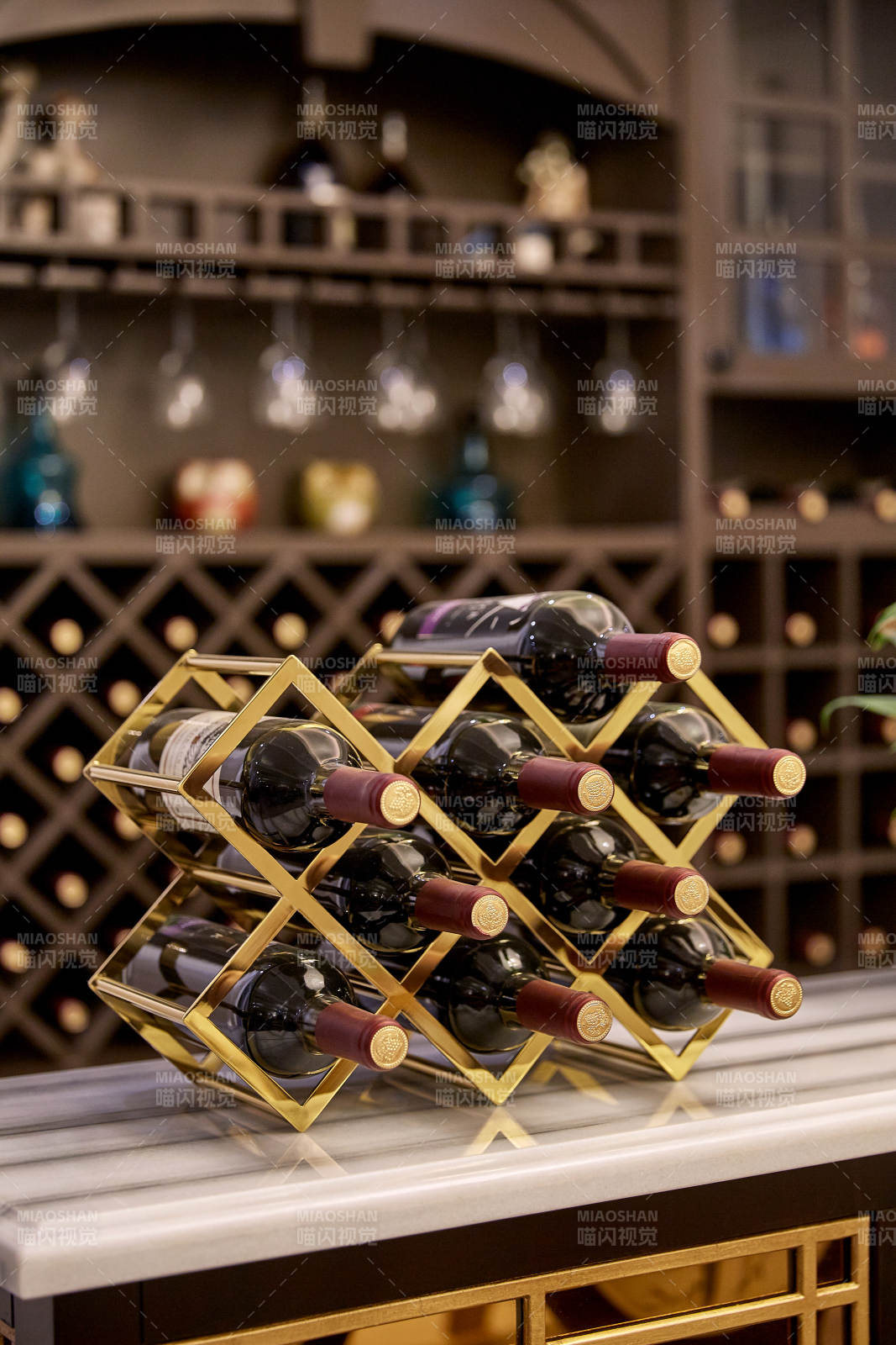 金色酒架上的红酒展示图片