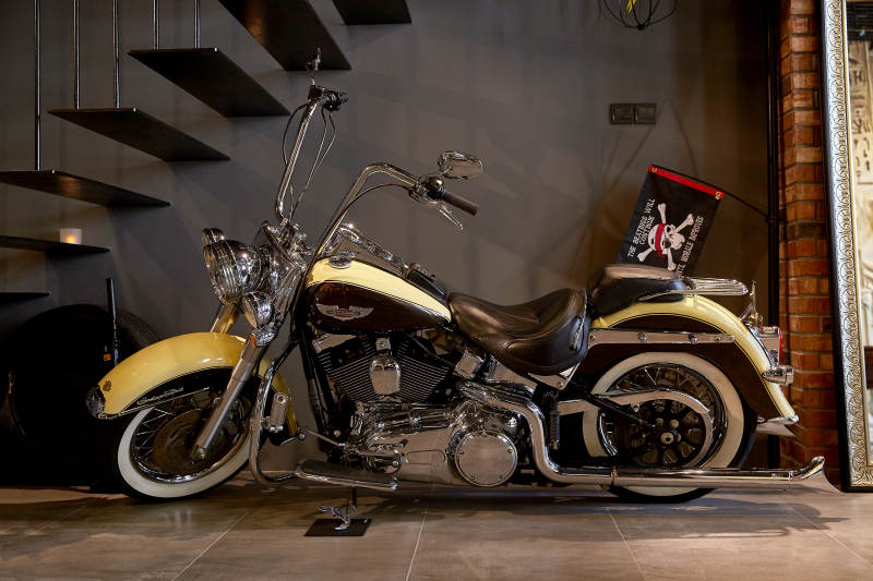 复古摩托车室内展示图图片