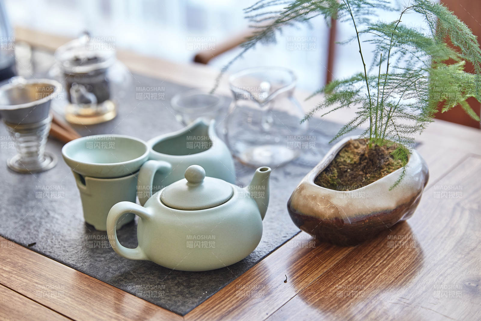 茶具与绿植的静谧时光图片