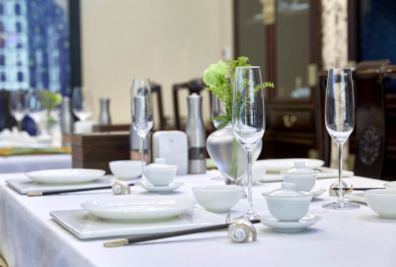 精致餐桌布置与餐具陈列图片