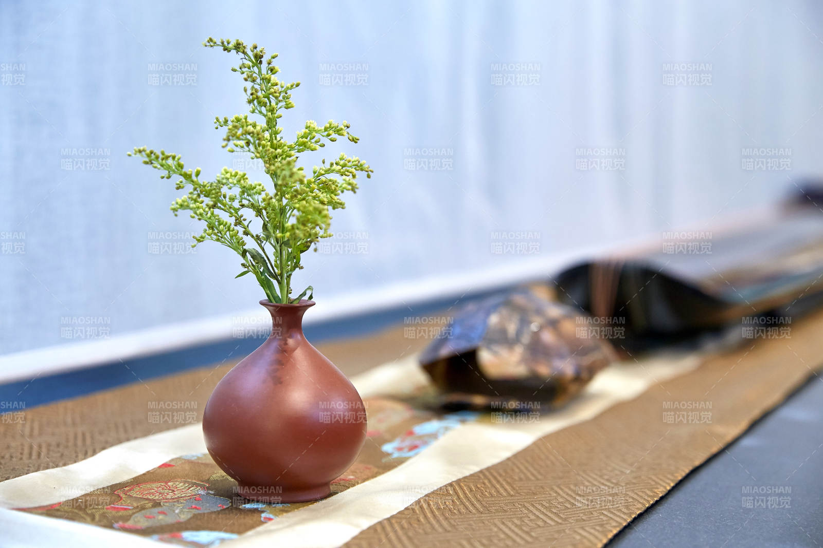 简约花瓶与布艺装饰图片