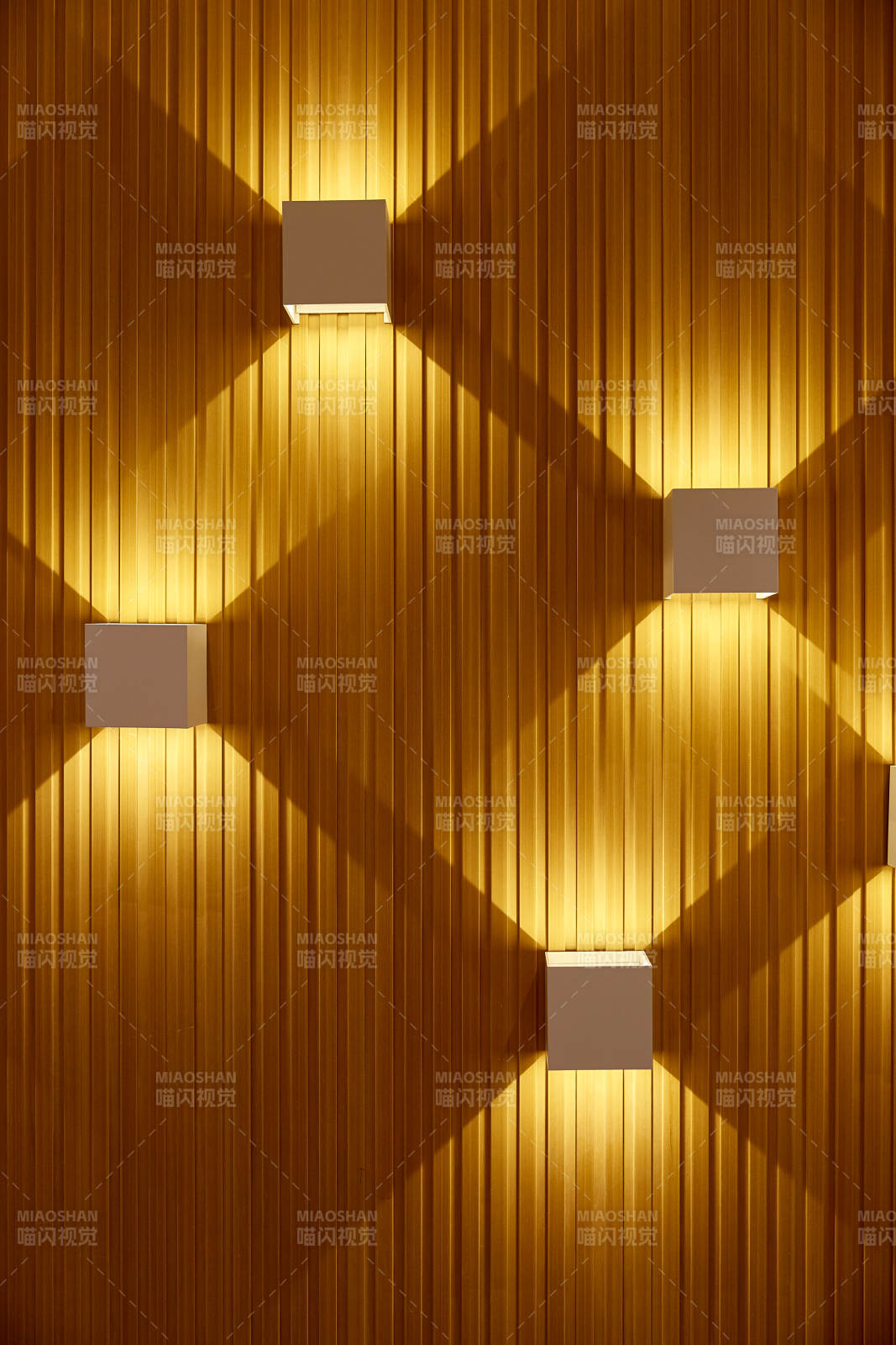 木质墙面与方形壁灯光影交错图片