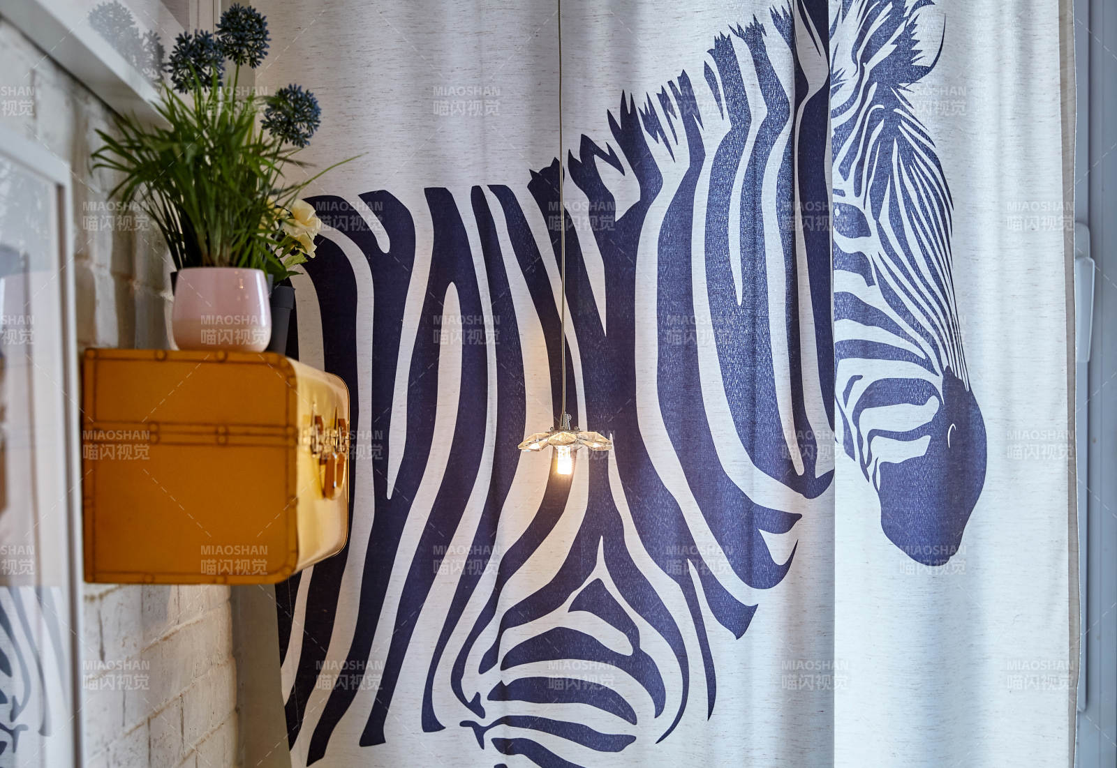 斑马图案窗帘与黄色装饰柜图片