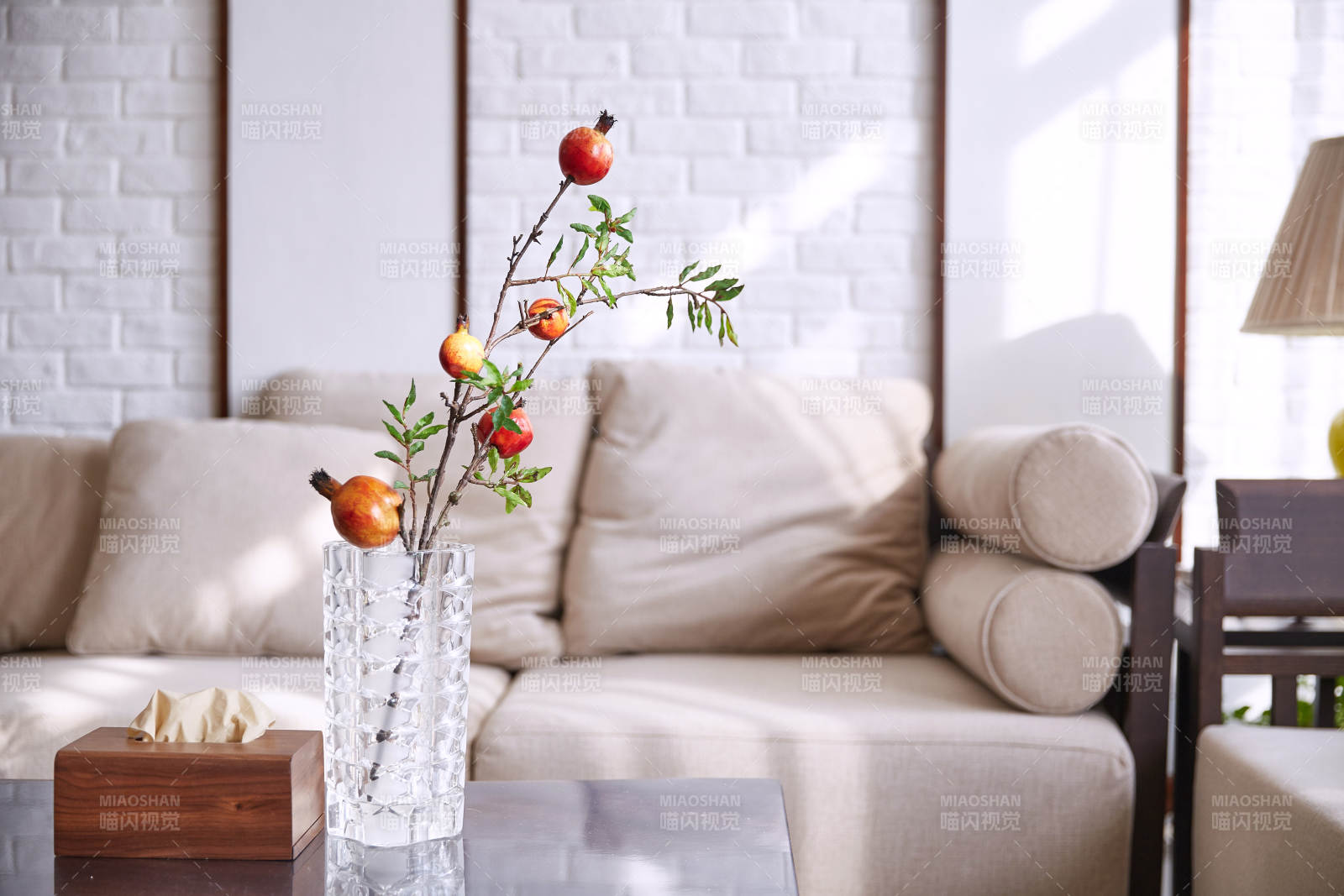客厅花瓶石榴枝装饰图片