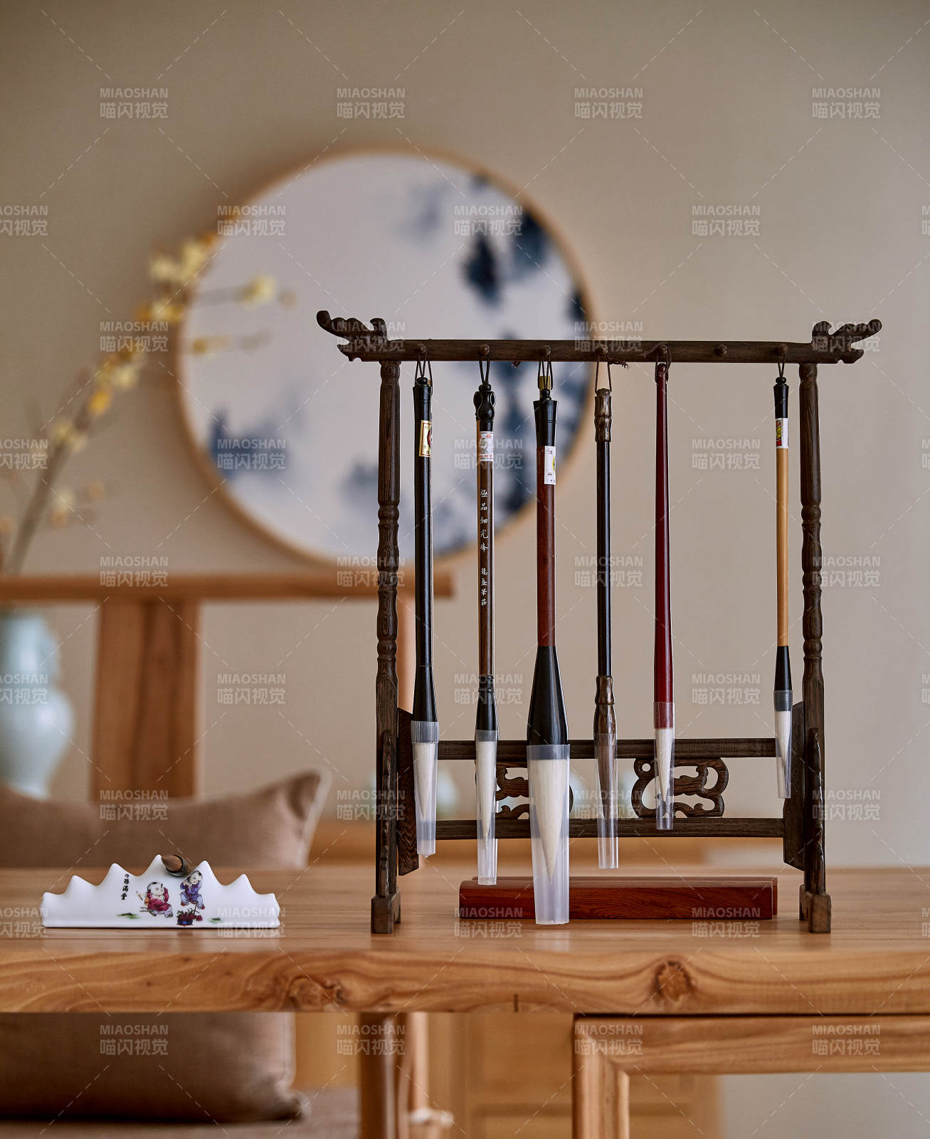古风笔架与毛笔陈列图片