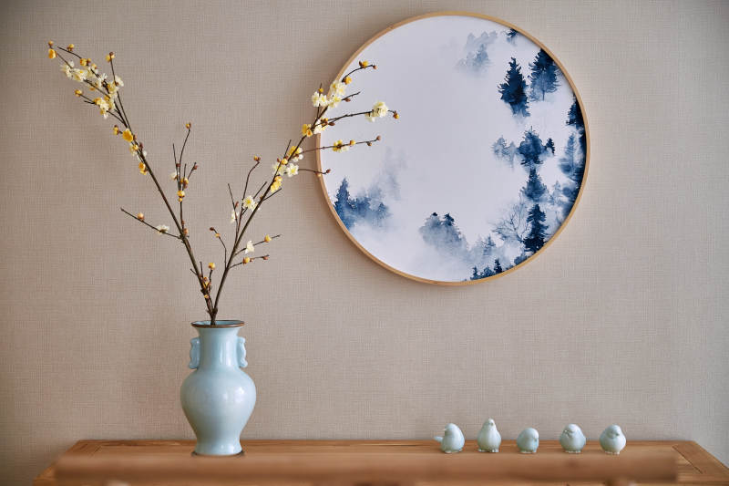 雅致花瓶与水墨画装饰图片