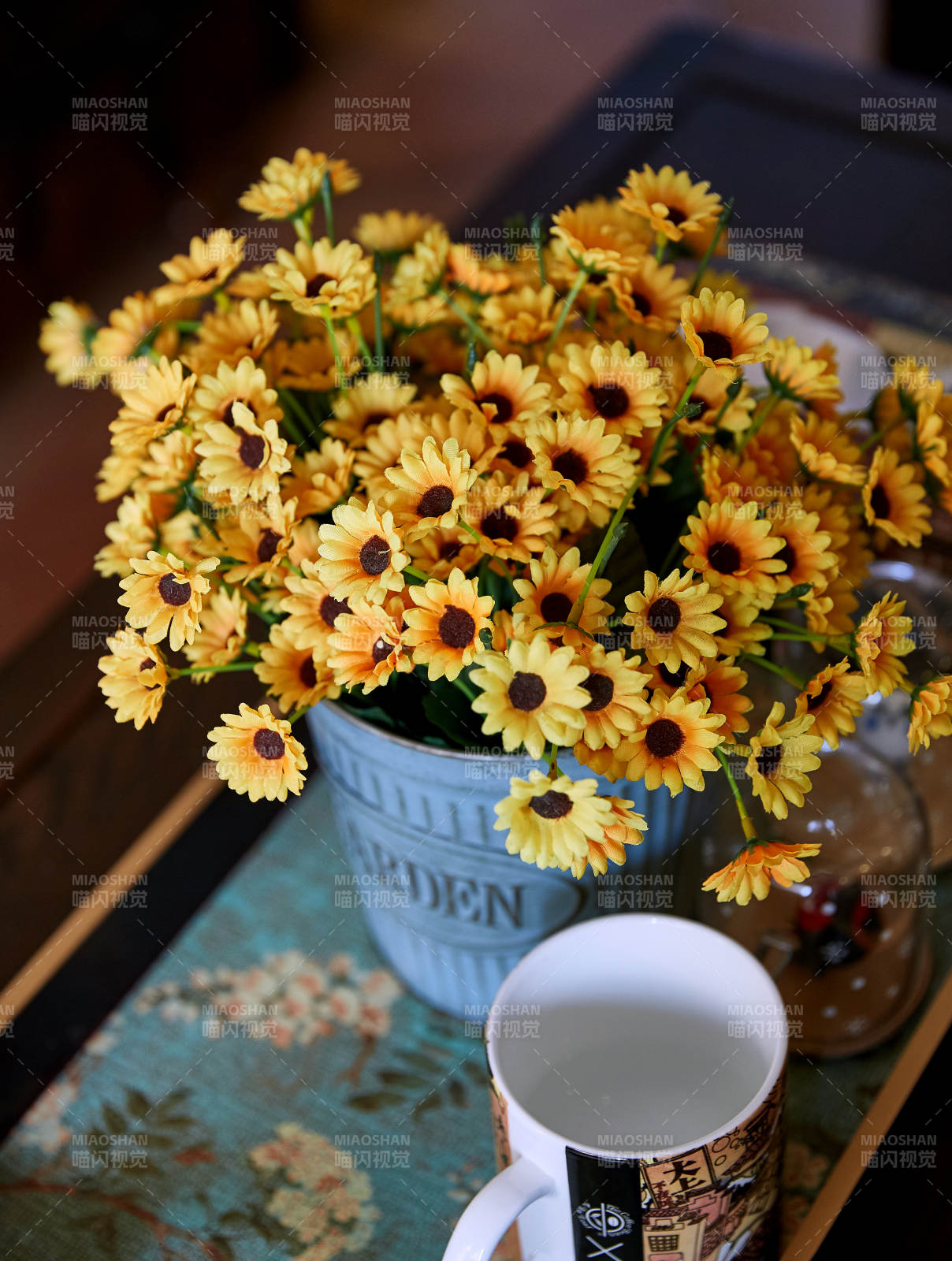 温馨花束与咖啡时光图片