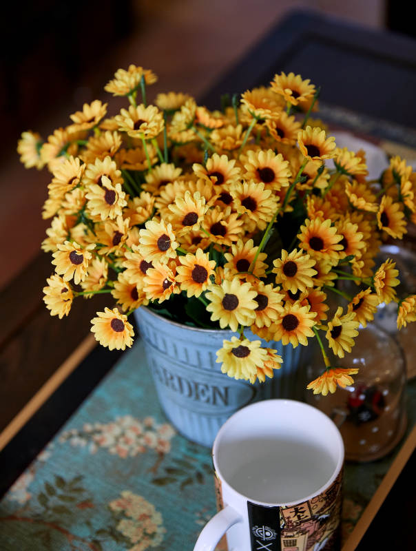 温馨花束与咖啡时光图片