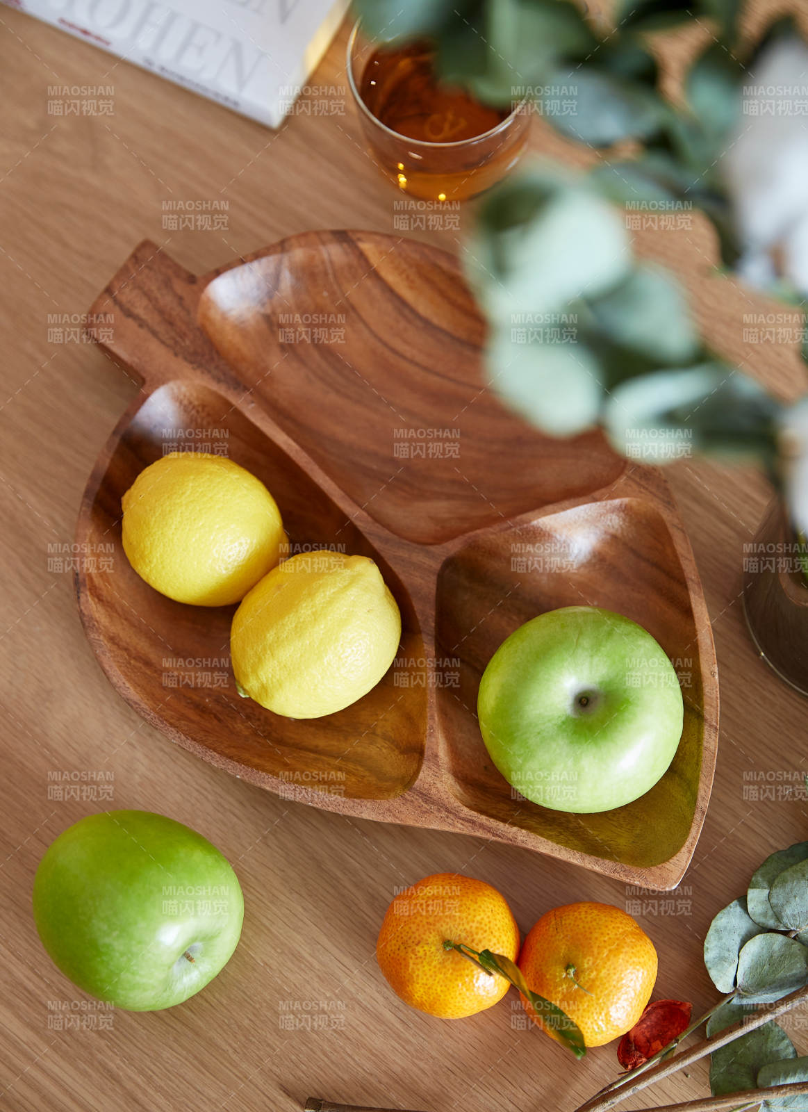 木质果盘上的新鲜水果图片