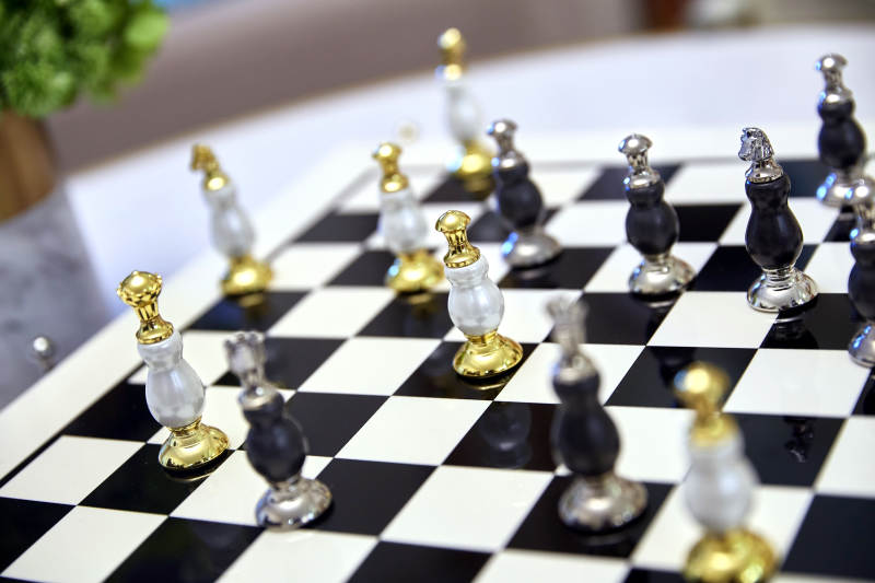 水晶国际象棋对弈场景图片