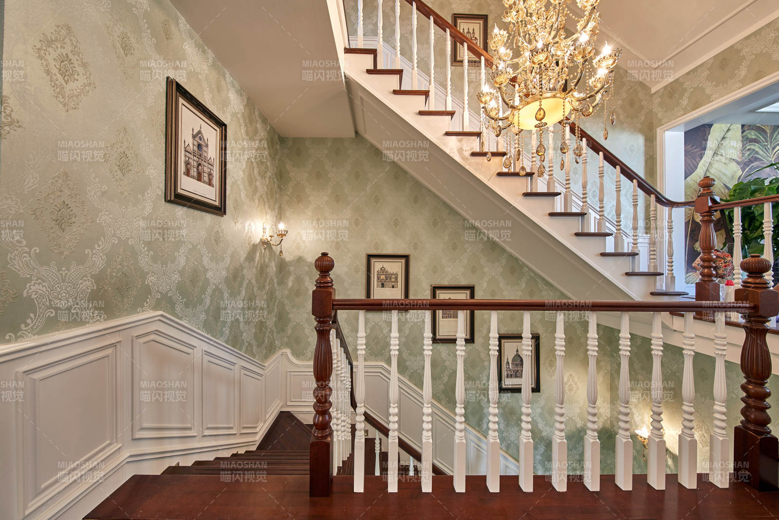 豪华楼梯与水晶吊灯图片