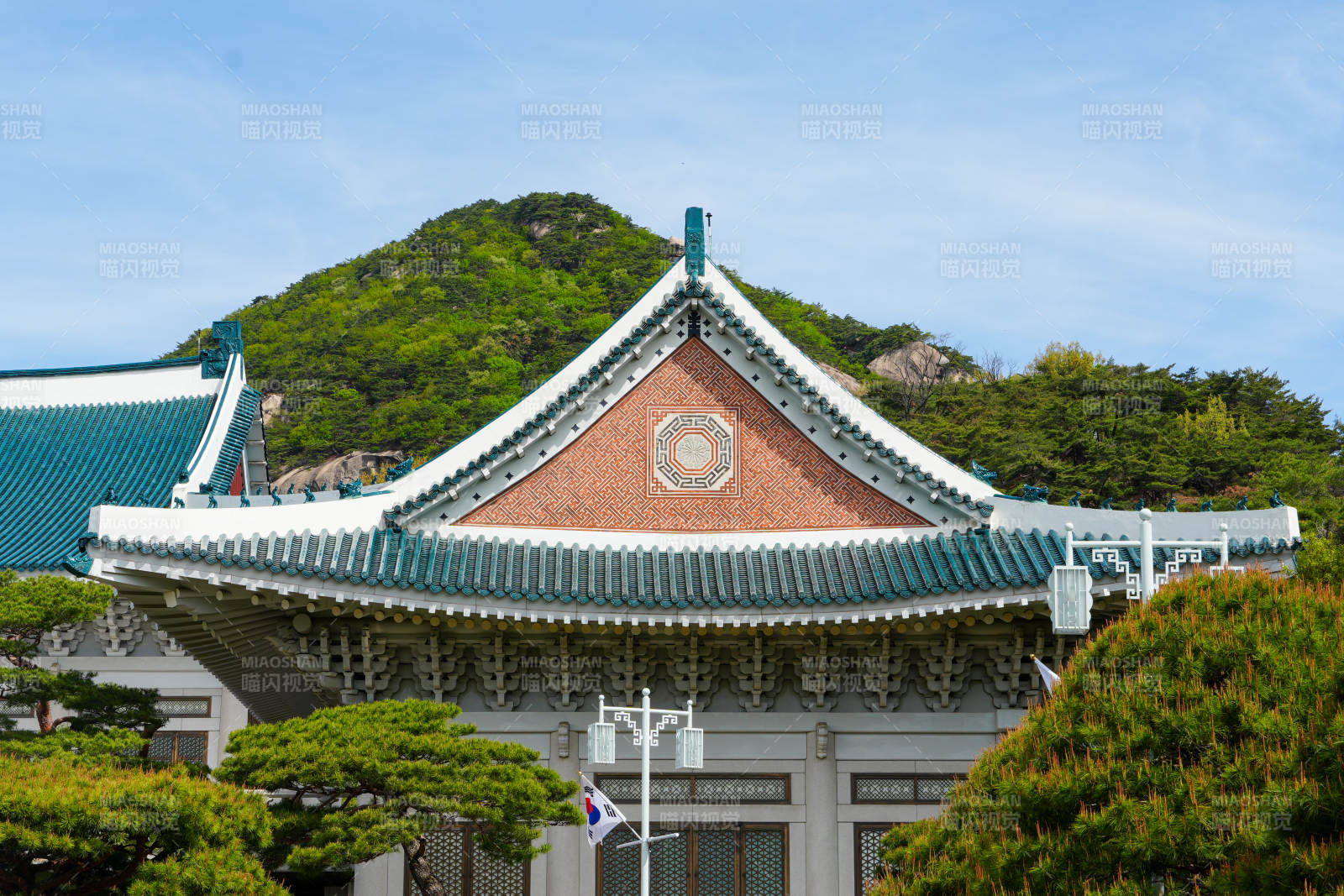 韩国传统建筑与山景图片