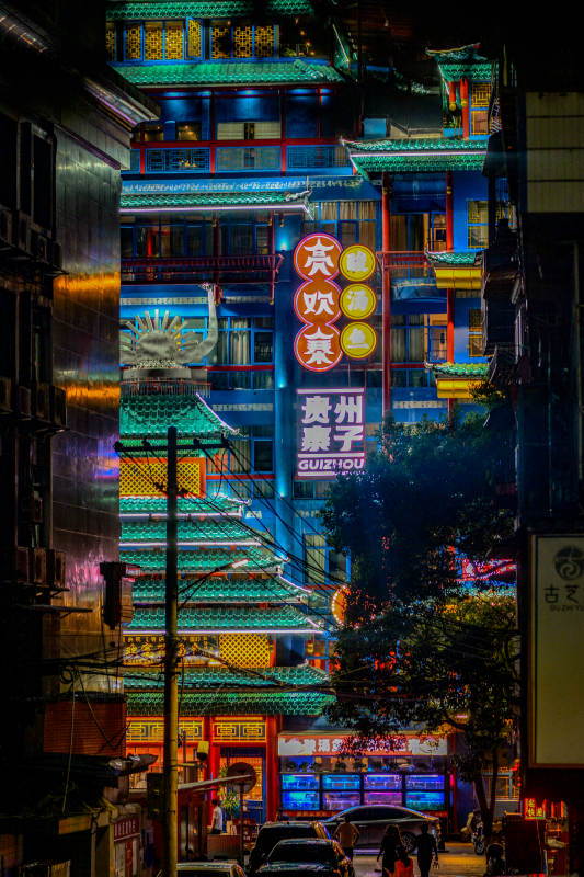 贵州贵阳夜色中的古建筑霓虹灯影图片