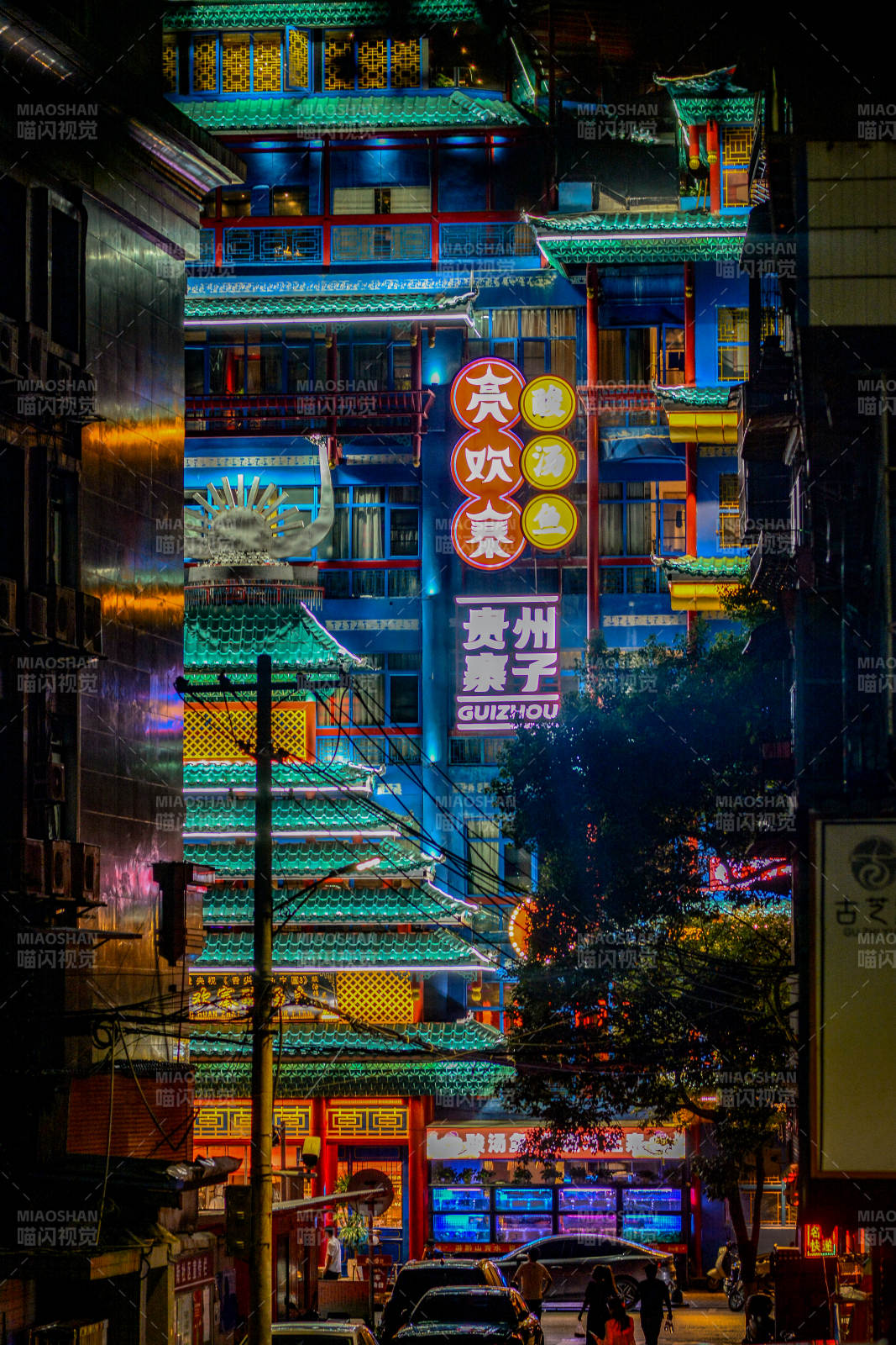 贵州贵阳夜色中的古建筑霓虹灯影图片