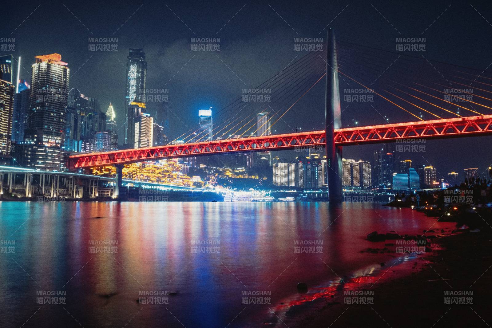 夜景中的城市与桥梁图片