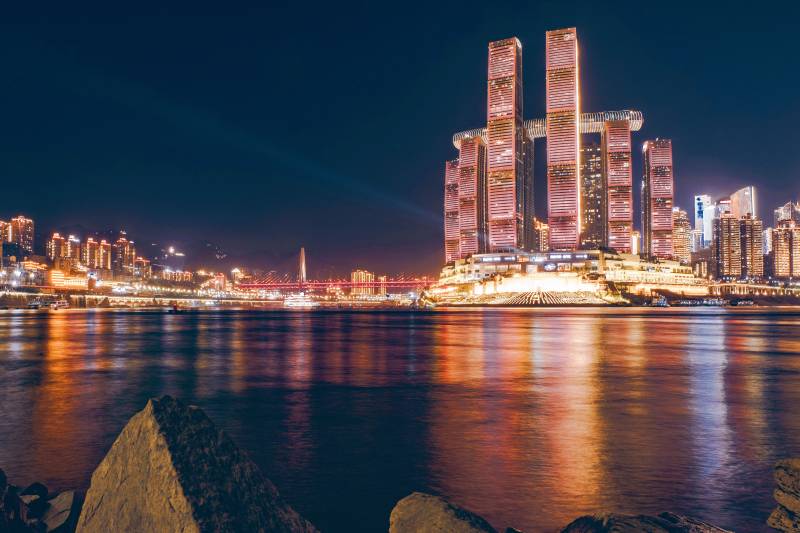 夜景中的城市天际线图片