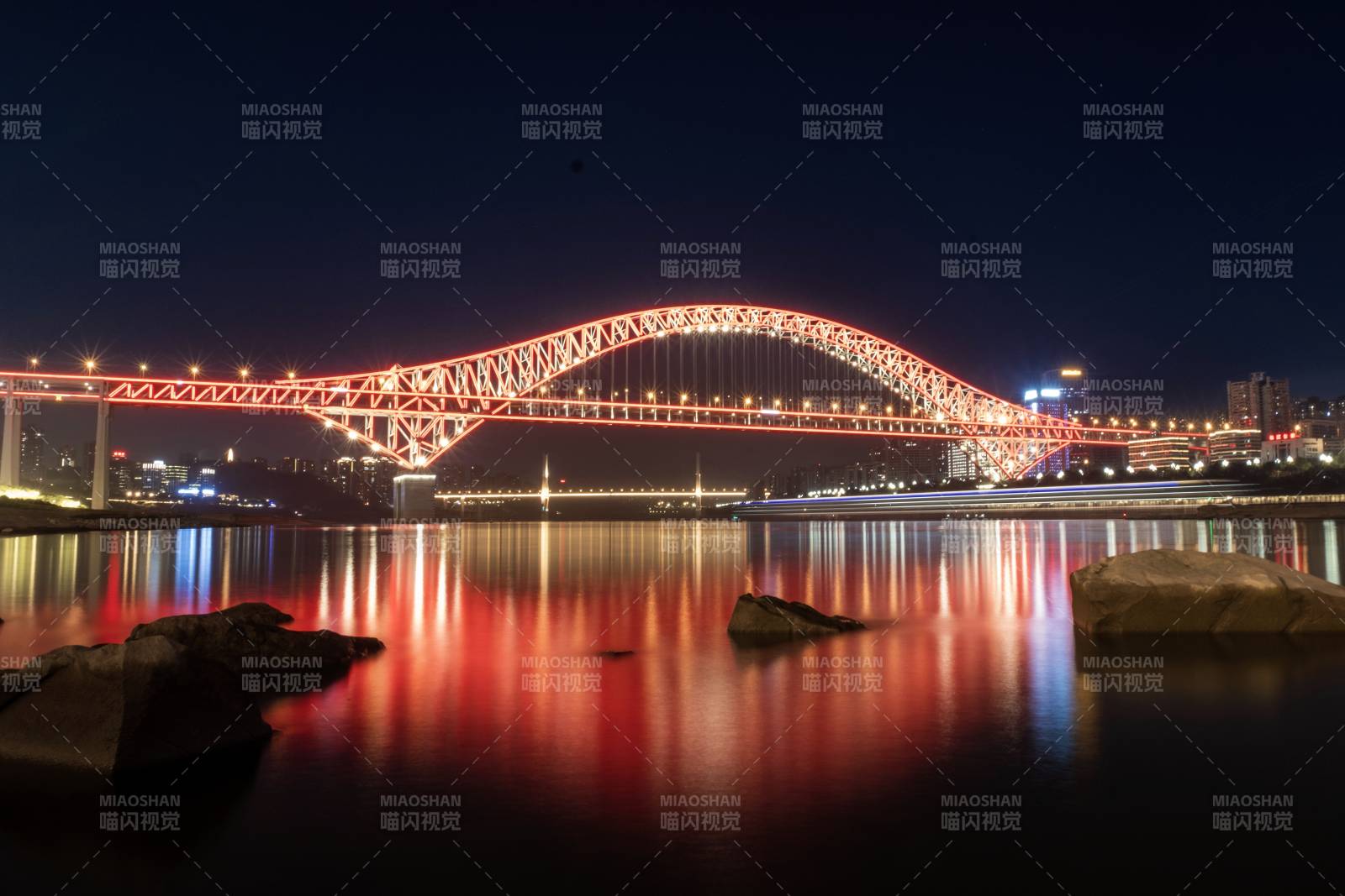 夜色中的红色拱桥倒影图片