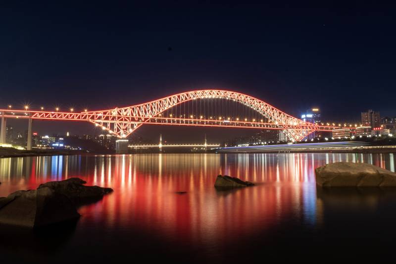 夜色中的红色拱桥倒影图片