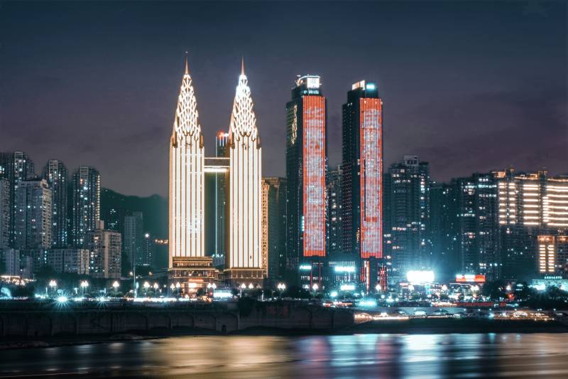 夜景中的双子塔与城市灯火图片