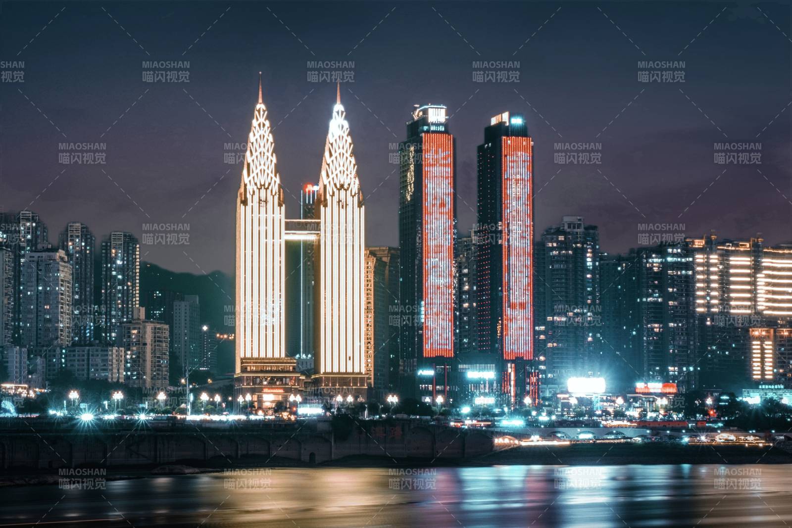 夜景中的双子塔与城市灯火图片